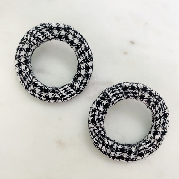 "Ingrid" Earrings || Black Houndstooth Hoop - Picture 5 of 10